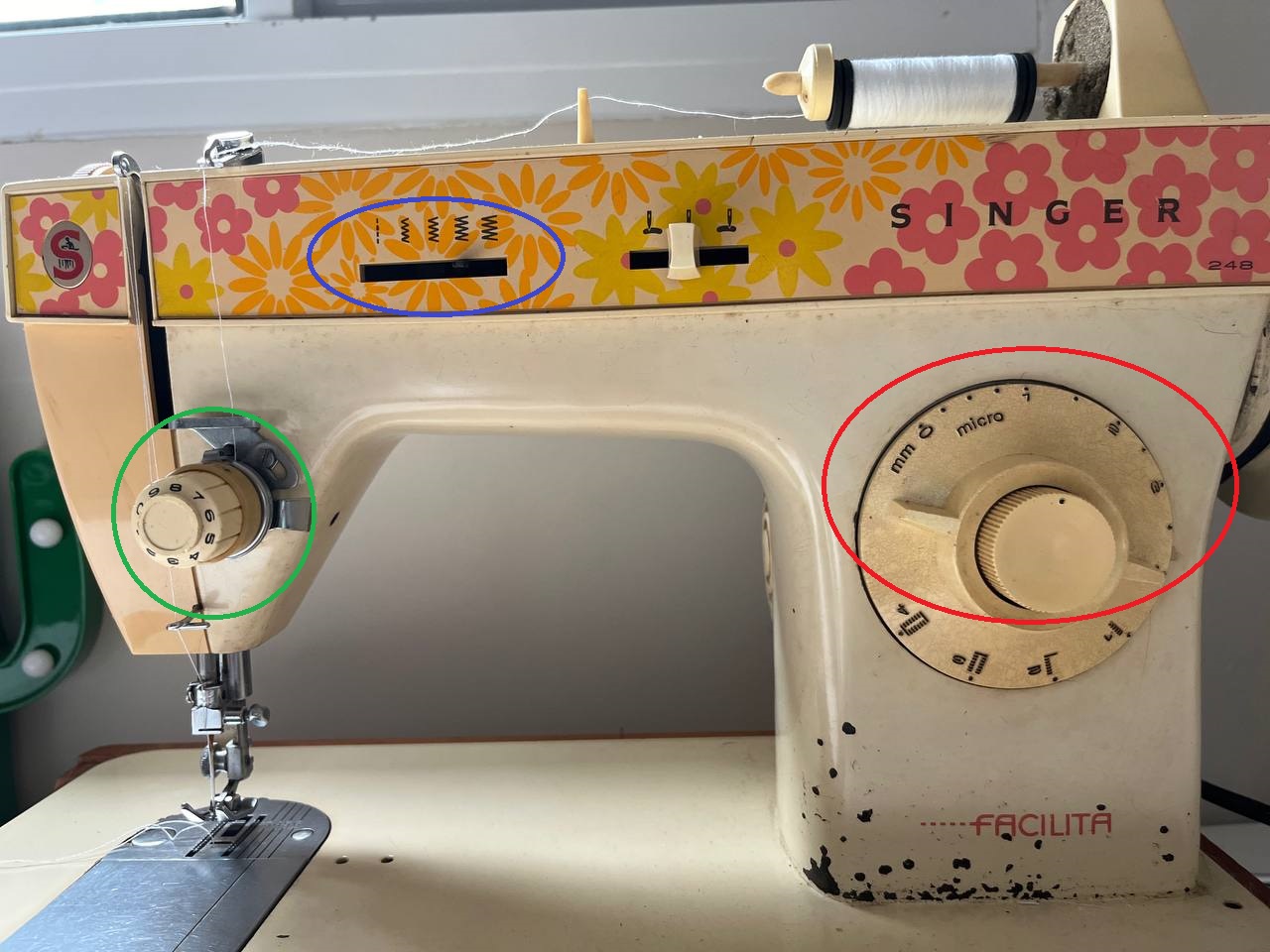 Costura reta nas partes do tecido